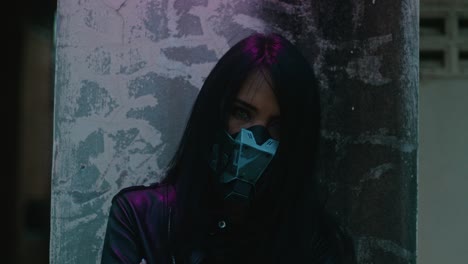 una mujer cyberpunk con luz de neón.