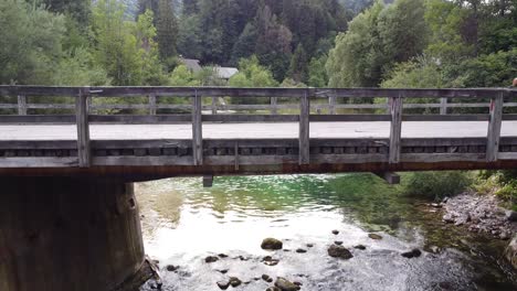 Pescador-En-Un-Arroyo-De-Transmisión-En-Krnica,-Koper,-Parque-Nacional-Triglav,-Eslovenia---Vista-Aérea-De-Drones