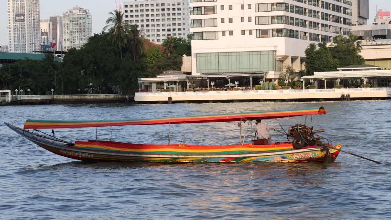 colorida lancha rápida de crucero en un río de la ciudad