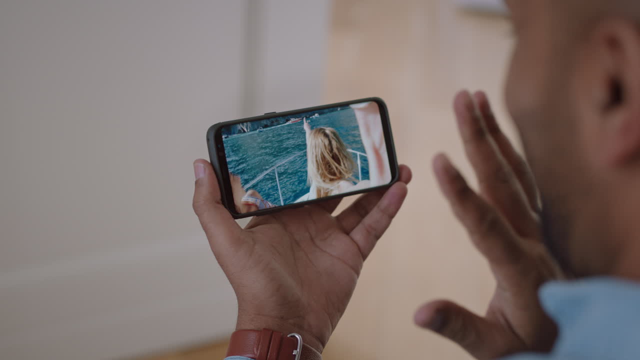 joven chateando en video usando un teléfono inteligente con amigos en vacaciones compartiendo experiencia de viaje divirtiéndose en vacaciones