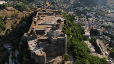 Drone-Shot-4k-Del-Reloj-Del-Castillo-De-Gjirokastrael-Castillo-De-Gjirokastra-Es-Un-Castillo-En-Gjirokastra,-Albania