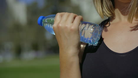 Ausgeschnittene-Aufnahme-Einer-Jungen-Frau-Beim-Training-Mit-Einer-Flasche-Wasser.