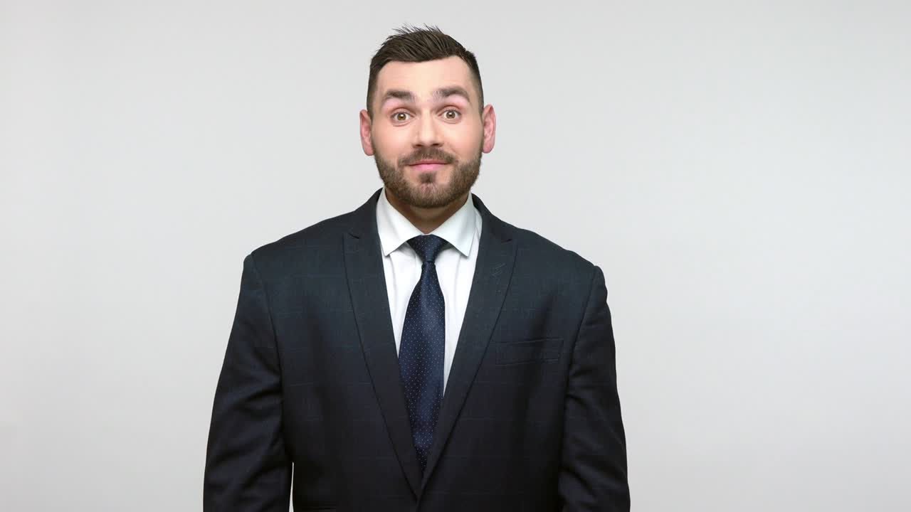 hombre apuntando hacia abajo, mira aquí, haz clic para suscribirte.