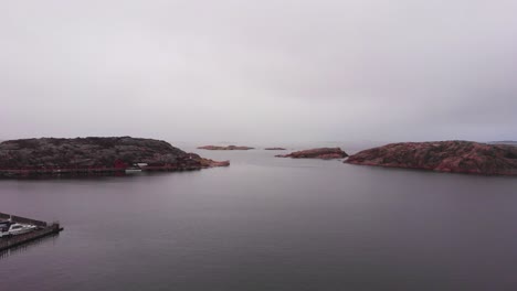 Volando-Sobre-Las-Aguas-De-Lysekil,-Suecia,-Con-Pequeñas-Islas-Al-Fondo---Toma-Aérea