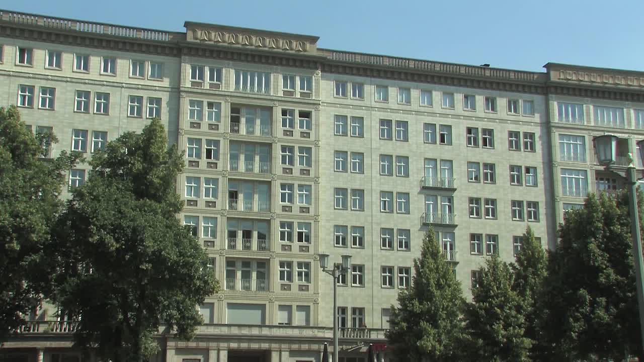 plano medio de la puerta de frankfurt cerca de karl-marx-allee en berlín, alemania