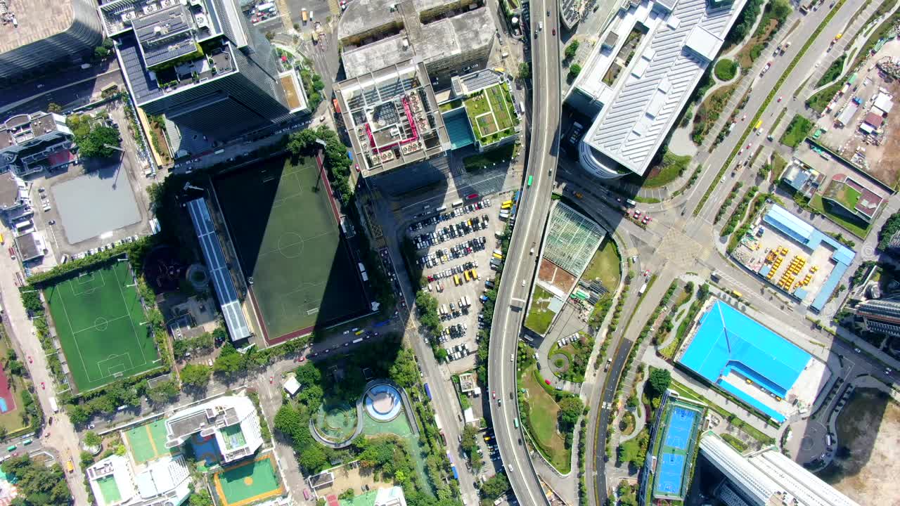 홍콩 시내 구룡 도시 지역, 교통 및 도시 고층 빌딩이 있는 하향식 공중 전망