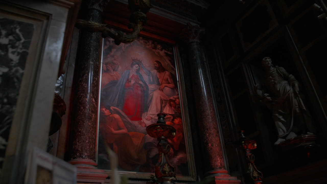 Primo piano di dipinti e sculture religiose in una chiesa italiana scarsamente illuminata, che mette in risalto dettagli complessi, la ricchezza dei dettagli, la qualità cinematografica e immagini straordinarie