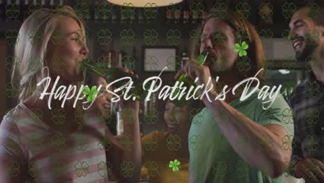 Animation-Eines-Textes-Zum-St.-Patrick&#39;s-Day-Und-Eines-Grünen-Kleeblatts,-Das-über-Verschiedene-Freunde-Fällt,-Die-Bier-Trinken