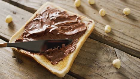 video de primer plano de tostadas con crema de chocolate sobre un fondo de madera