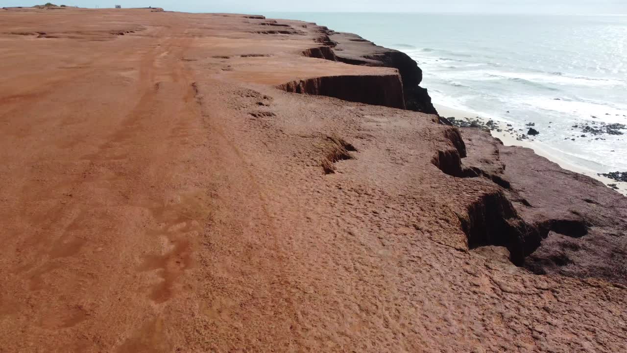 pipa chapadao bien tomada corriendo a lo largo de los acantilados con vista al océano panorámica hacia arriba para mostrar una descripción general de la playa del amor