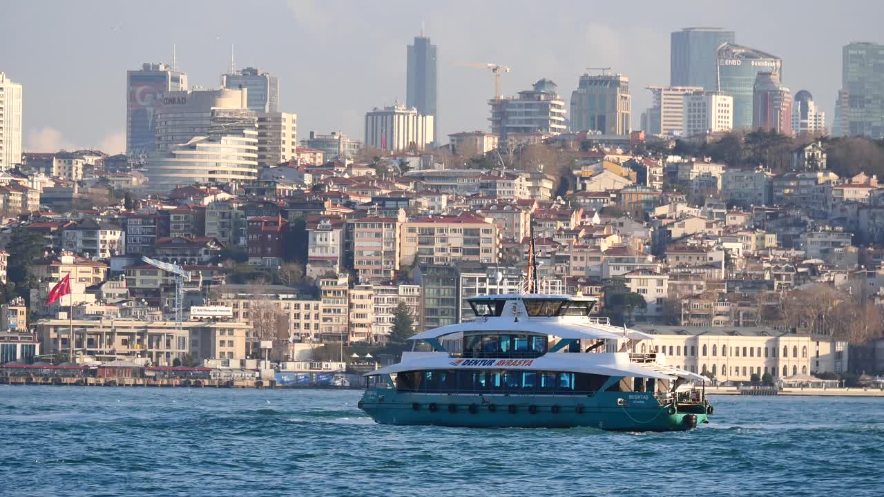 Paesaggio urbano di Istanbul con traghetto