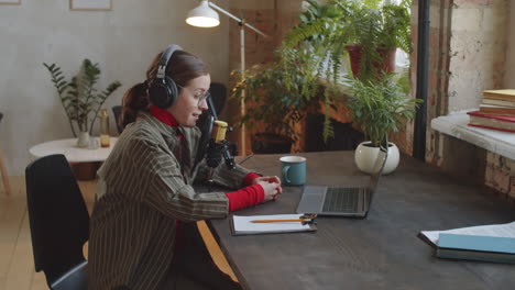 podcasterka pracująca w studiu nagraniowym