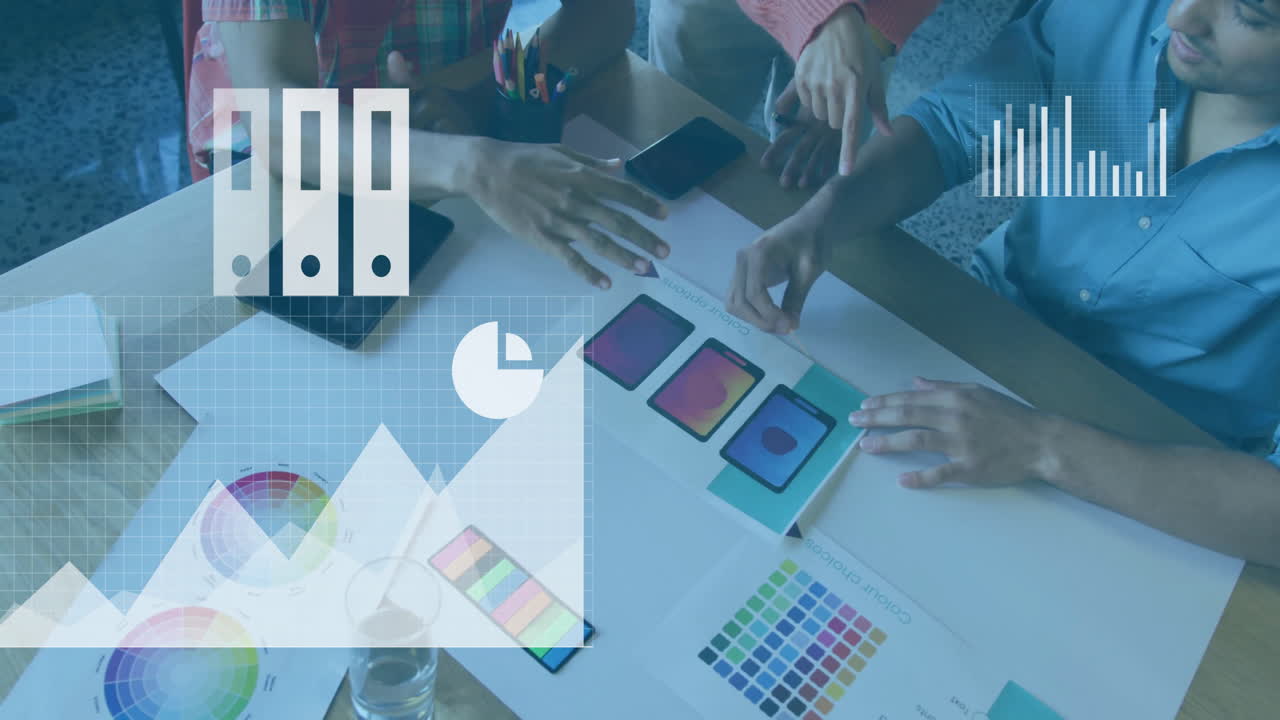 Designer che collaborano utilizzando l'animazione per palette di colori con sovrapposizione di visualizzazione dati.
