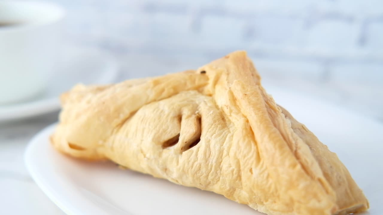 Pasticcino triangolare con caffè