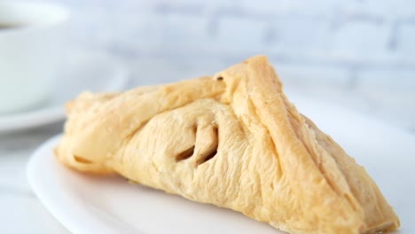 pastel de triángulo con café