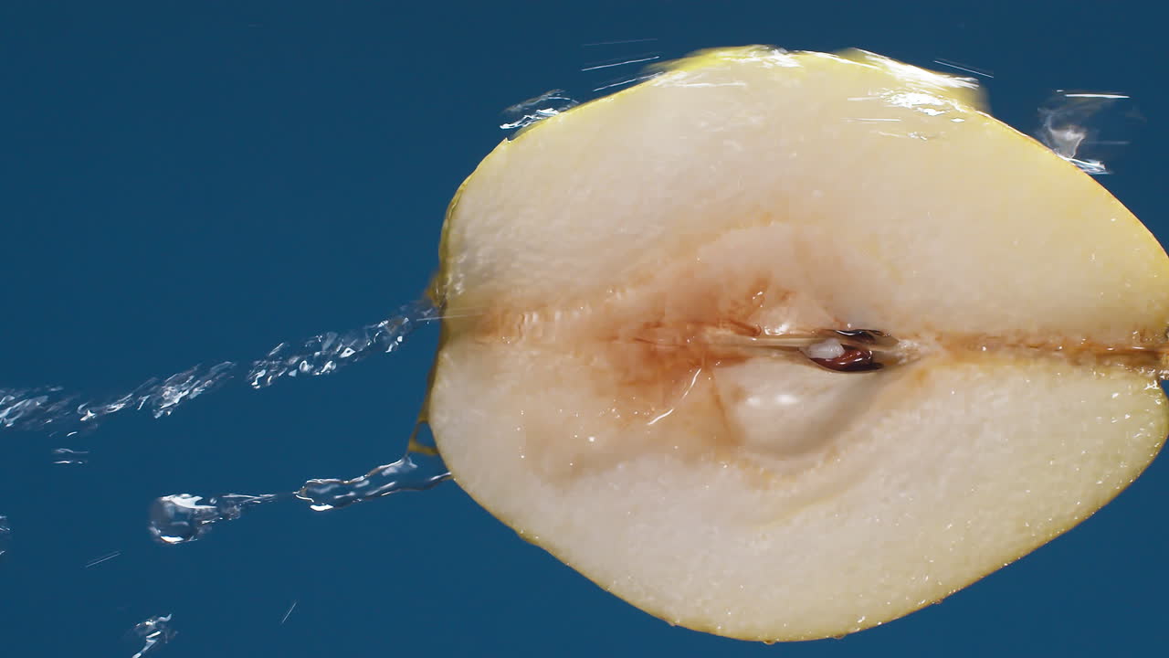 파란색 어두운 배경에 수직 노란색 반 배, 물 방울이 배 아래로 굴러 떨어지고 격리된 배경으로 흐르는 물 방울