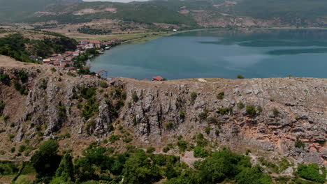 Revelación-Aérea-Cinematográfica-De-La-Península-De-Lin-Y-El-Pueblo-En-El-Lago-Ohrid,-Albania