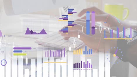 Animación-Del-Procesamiento-De-Datos-Financieros-Sobre-Un-Hombre-De-Negocios-Usando-Una-Computadora