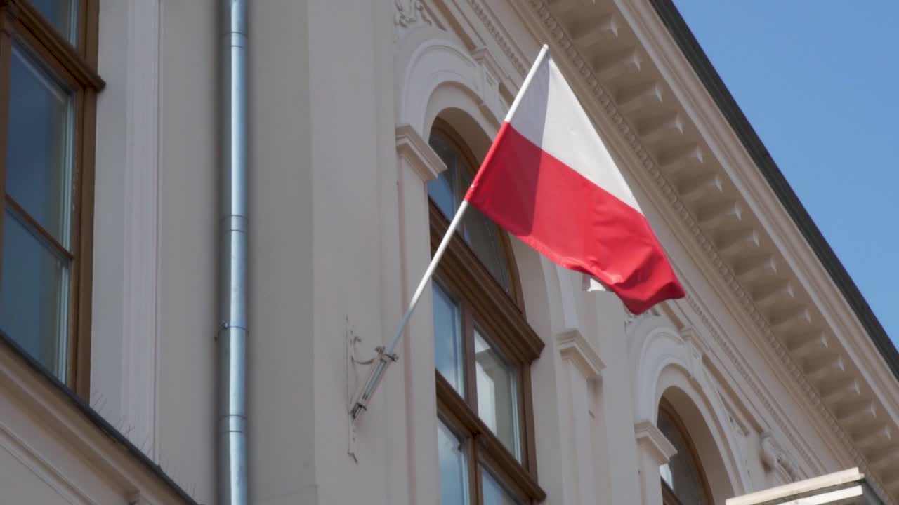 건물에서 슬로우 모션으로 흔들리는 폴란드 국기