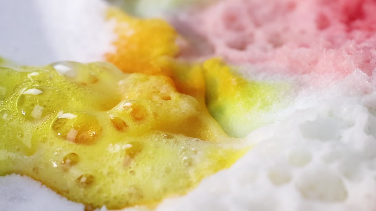 다채로운 거품과 함께 활기찬 화학 반응