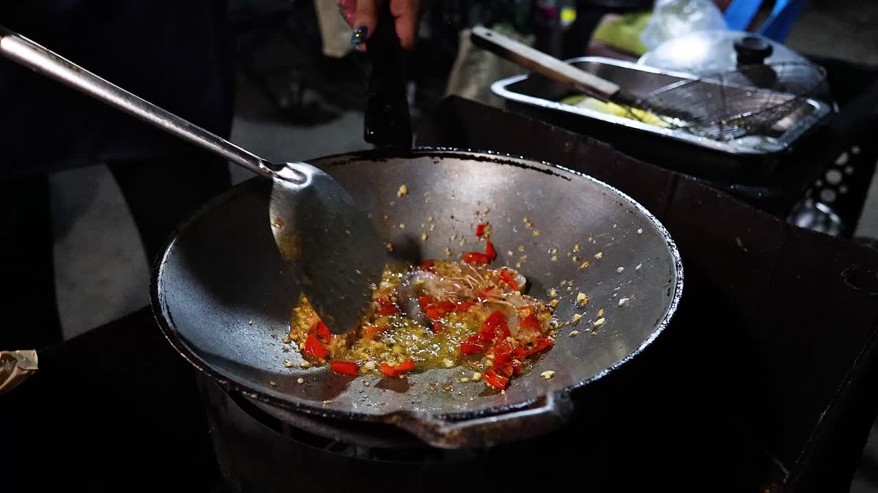 Chef che salta ingredienti in un wok