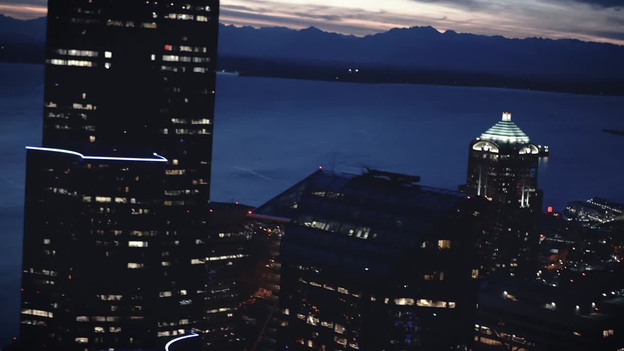 vuelo nocturno en helicóptero sobre los edificios de seattle
