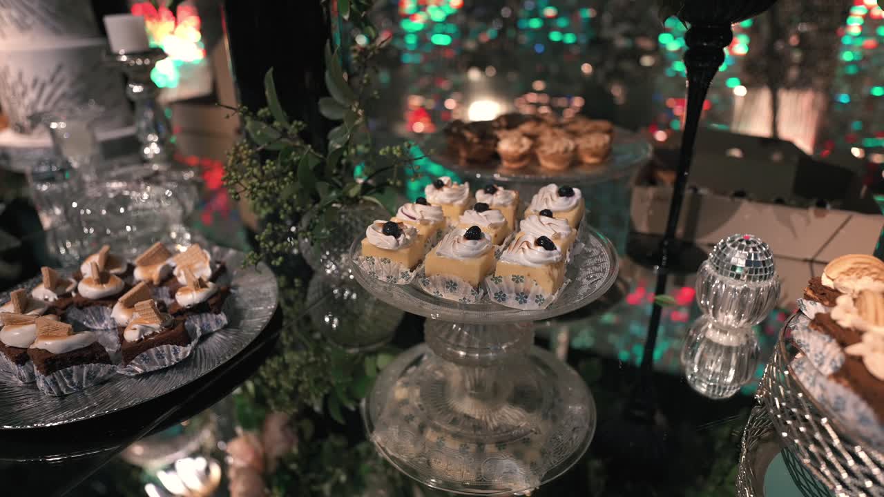 Nærbillede af sofistikeret dessertanretning til aftenarrangement