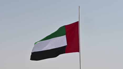 la bandera de los emiratos árabes unidos está a medio mástil