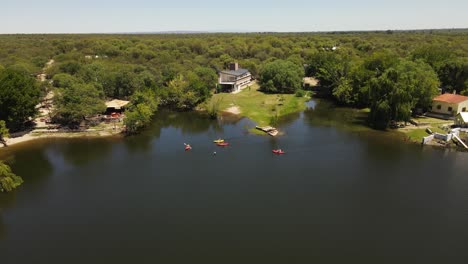 grupo de kayaks a orillas del lago con paisaje de fondo, córdoba en argentina