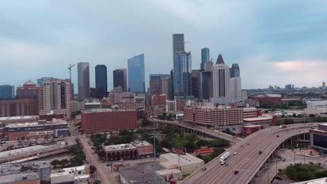 Vista-De-Drones-Del-Centro-De-Houston-En-Un-Día-Nublado