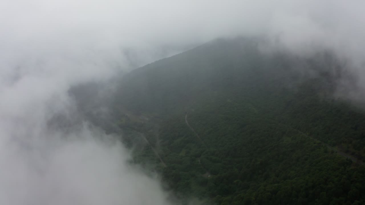 vista aérea de la montaña de niebla