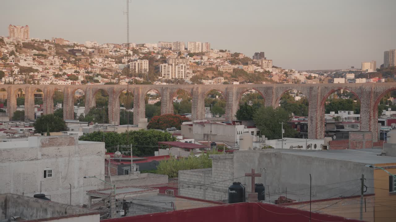 Paesaggio urbano con un acquedotto storico e zona residenziale