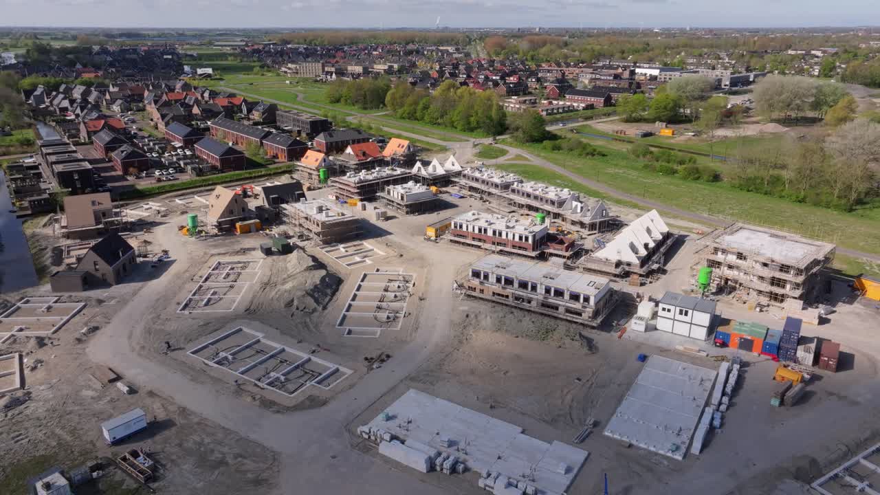 Luchtfoto van bouwplaats waar huizen verrijzen in Obdam, Holland