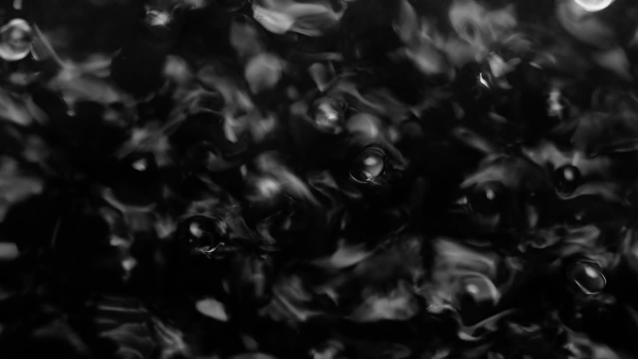 всплески и капли на поверхности жидкости. абстрактный черный фон. вибрация воды. 4k замедленное движение 100 кадров в секунду, проры 422, 10 бит