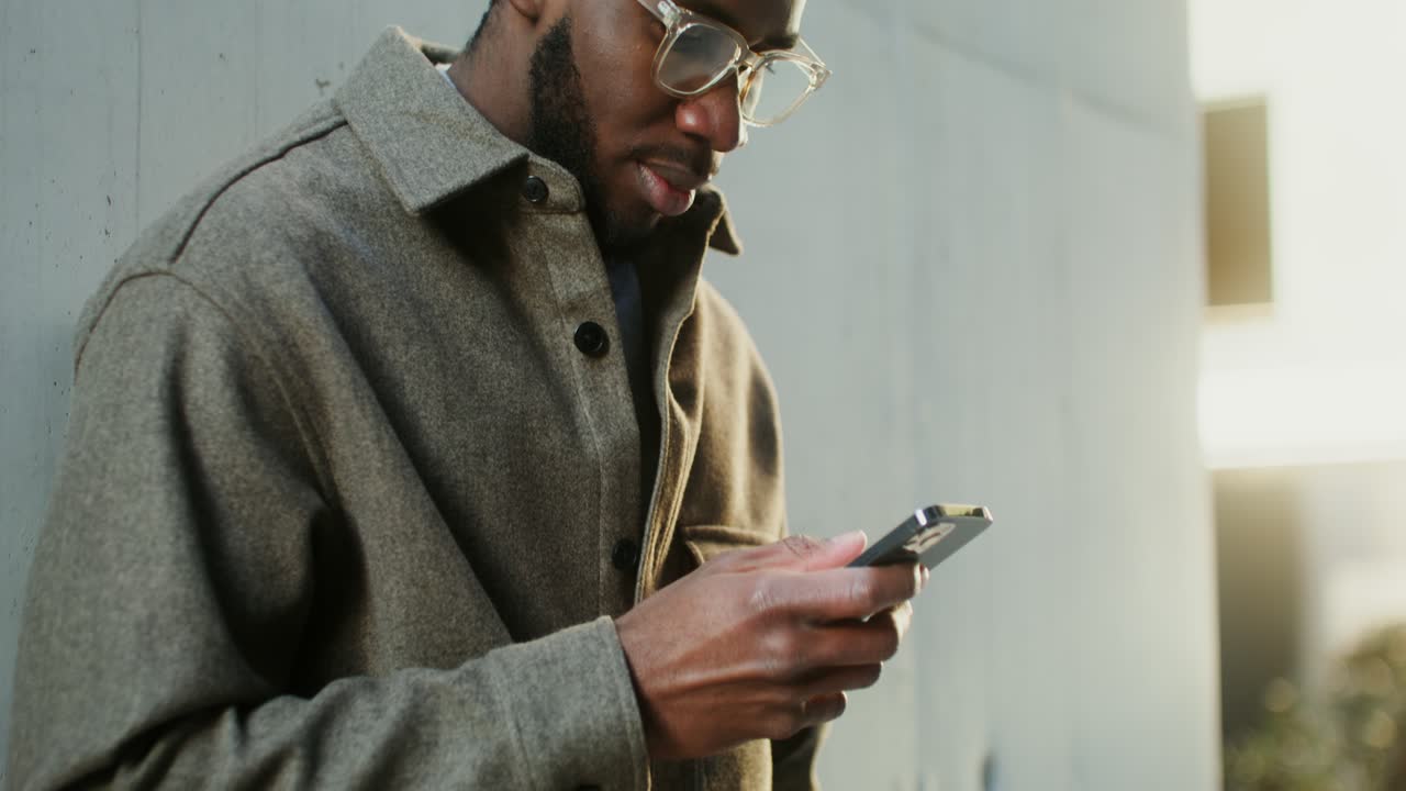 Uomo che utilizza uno smartphone all'aperto