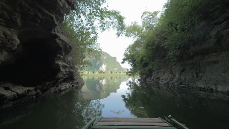 Barco-Navegando-Entre-Montañas-De-Piedra-Caliza-En-La-Bahía-De-Ha-Long-Vietnam