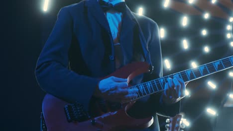 guitarrista en el escenario en un concierto sacudiendo a la audiencia