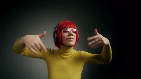 mujer escuchando música y bailando