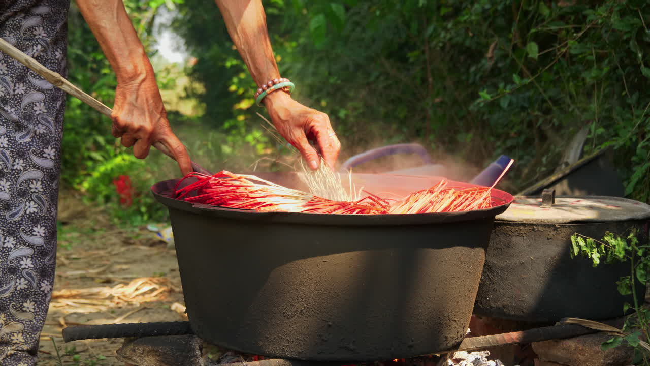 pajitas teñidas a mano en una olla grande
