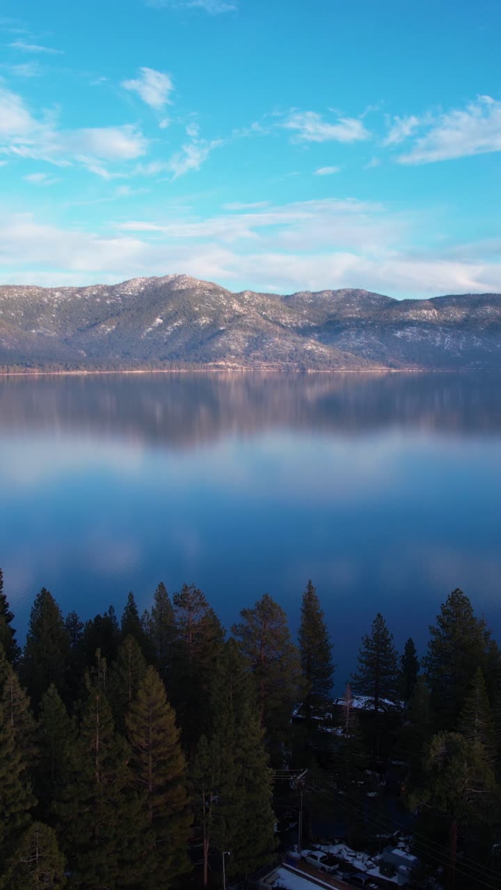 Pemandangan Udara Vertikal, Danau Tahoe AS pada Hari Musim Dingin yang Cerah, Air Tenang dan Hutan Pesisir