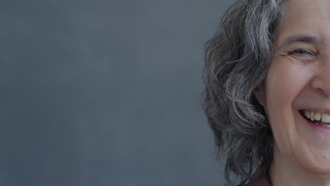 retrato de una mujer mayor sonriente