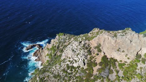 Acantilados-Rocosos-De-La-Costa-Mediterránea-De-Mallorca,-Islas-Baleares,-España