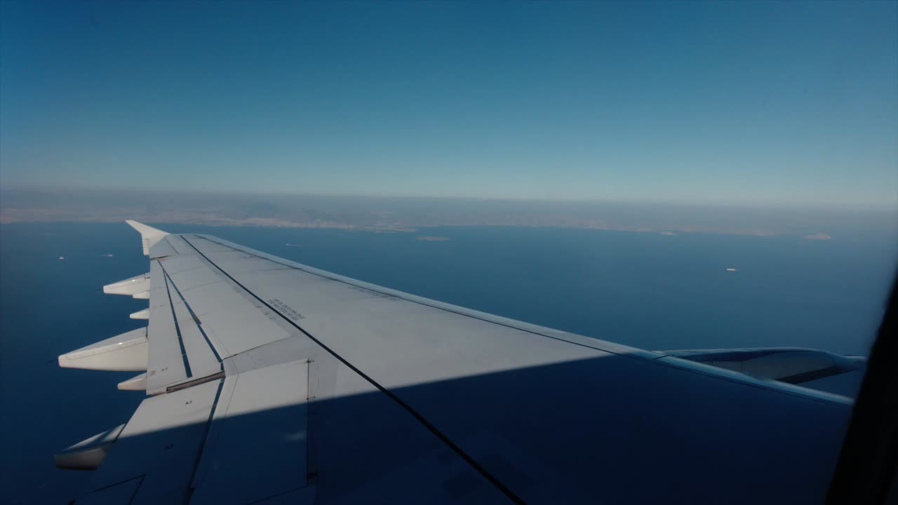 그리스 상공을 비행하는 동안 비행기 창에서 보기