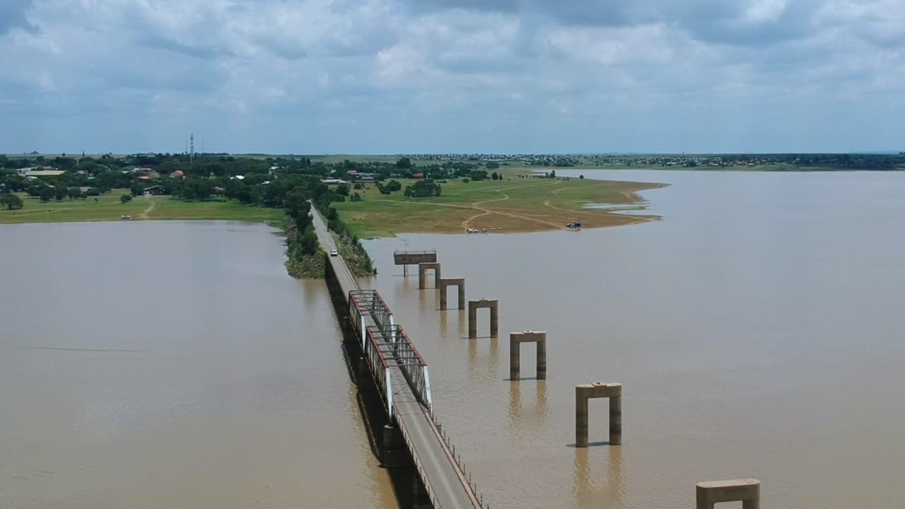 물 위 의 콘크리트 강철 다리