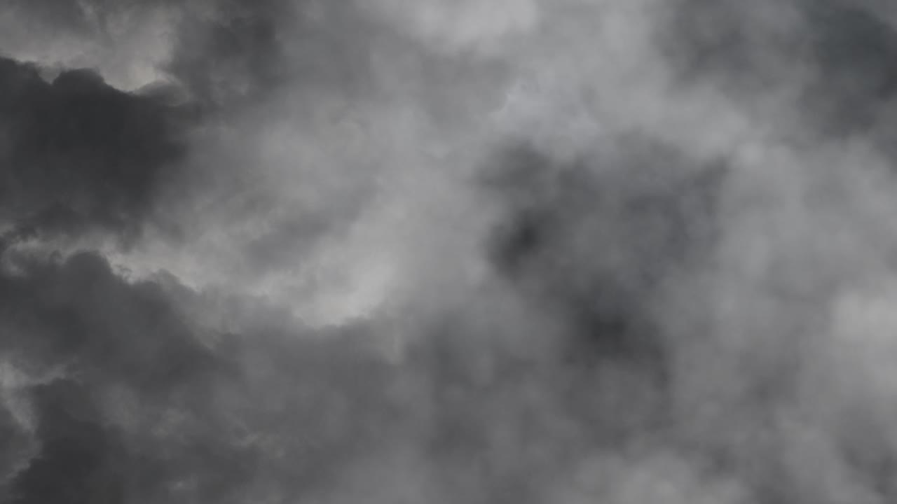 하늘에서 움직이는 어두운 두꺼운 구름 4k 배경