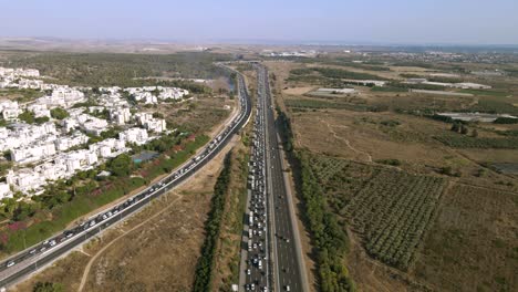 La-Carretera-Pasa-Por-Una-Ciudad-Y-Campos,-Un-Día-Soleado-De-Verano-Y-Un-Cielo-Azul.