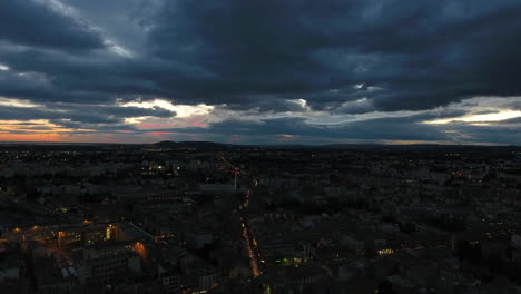 Dramatischer-Bewölkter-Sonnenuntergang-über-Der-Stadt-Montpellier.-Frankreich-Drohnenansicht-Aus-Der-Luft