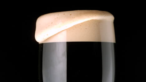 cabeza de espuma que se asienta en una pinta de estofado