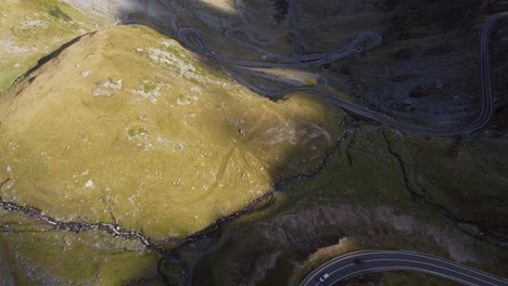 inclinación aérea hacia adelante sobre la carretera sinuosa de transfăgărășan en las montañas de los cárpatos