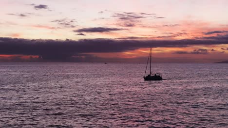 Velero-En-El-Océano-Al-Atardecer-En-Tenerife